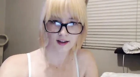 Beautiful blonde babein glasses fucks on cam